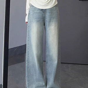 Light-Colored Wide-Leg Jeans