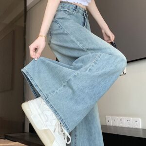 American-Style Light-Wash Wide-Leg Jeans